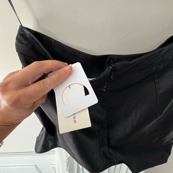 Commense Black/white leather pleat skirt - Picture 3 of 3